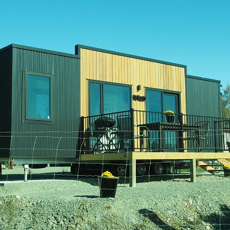 Boutique Tiny House - Te Anau Country Accommodation エクステリア 写真