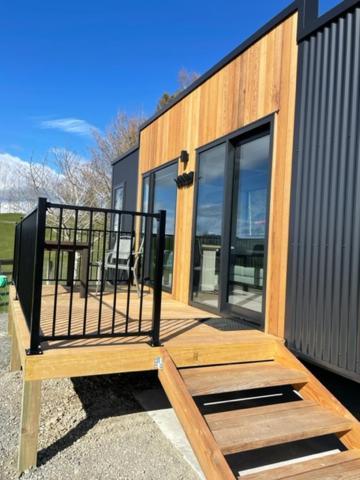 Boutique Tiny House - Te Anau Country Accommodation エクステリア 写真