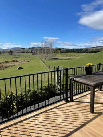 Boutique Tiny House - Te Anau Country Accommodation エクステリア 写真