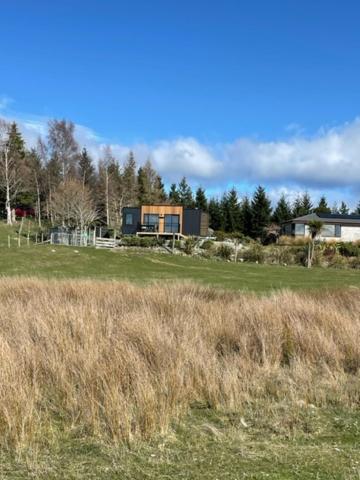 Boutique Tiny House - Te Anau Country Accommodation エクステリア 写真