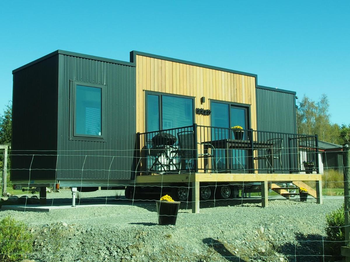 Boutique Tiny House - Te Anau Country Accommodation エクステリア 写真