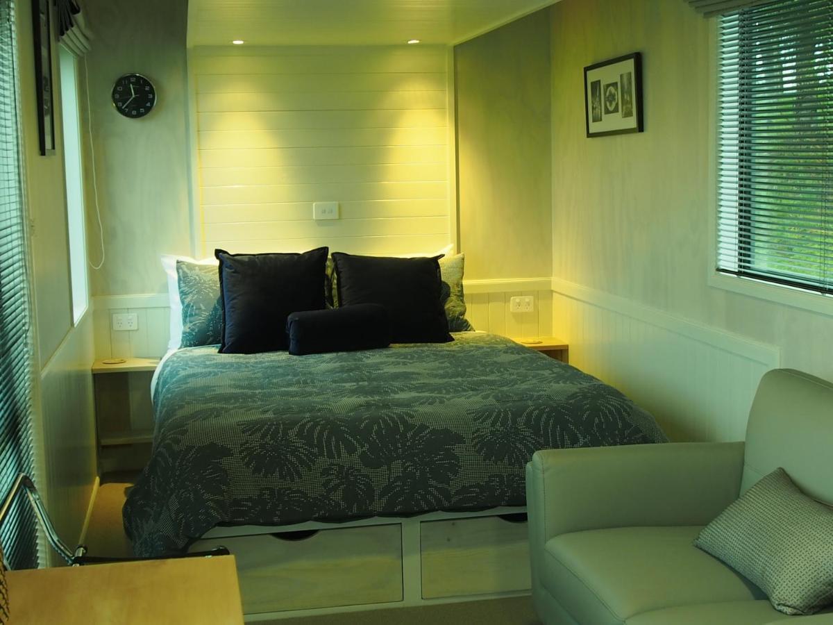 Boutique Tiny House - Te Anau Country Accommodation エクステリア 写真