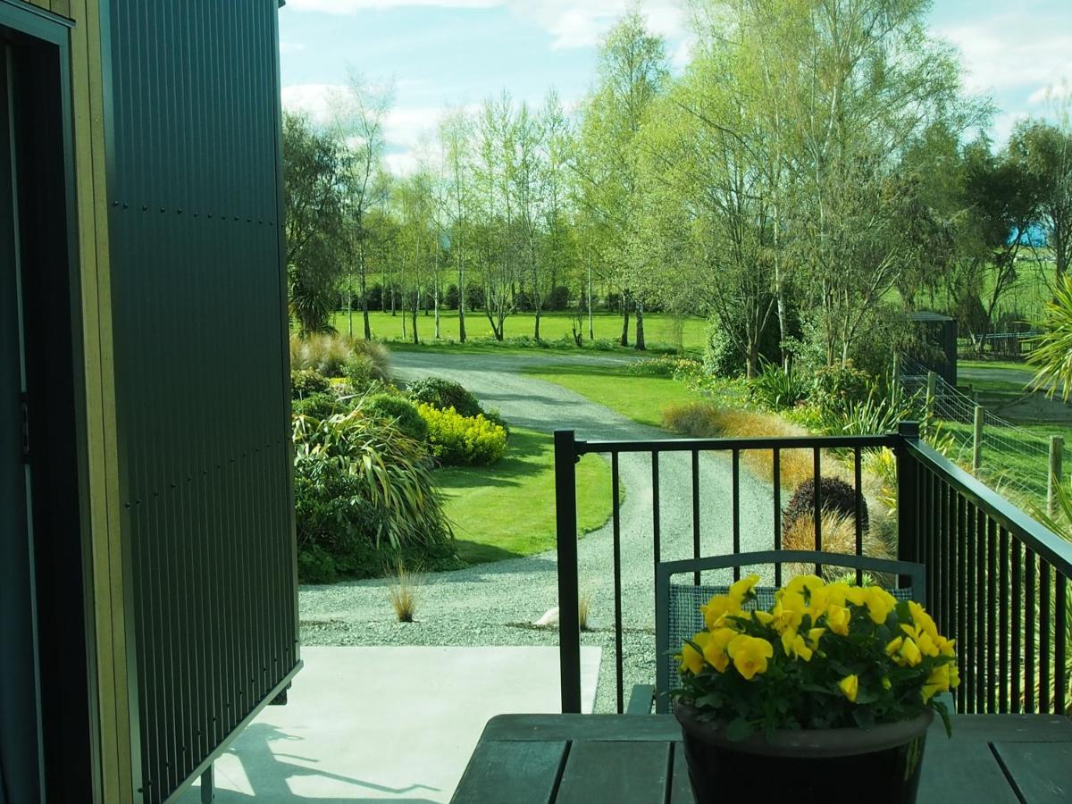 Boutique Tiny House - Te Anau Country Accommodation エクステリア 写真