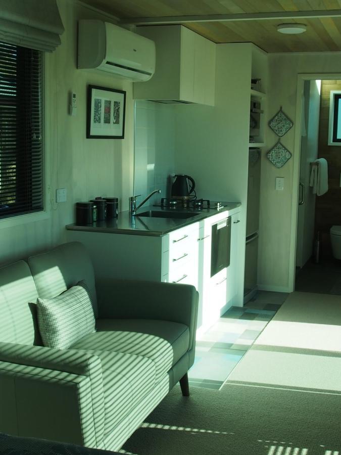 Boutique Tiny House - Te Anau Country Accommodation エクステリア 写真